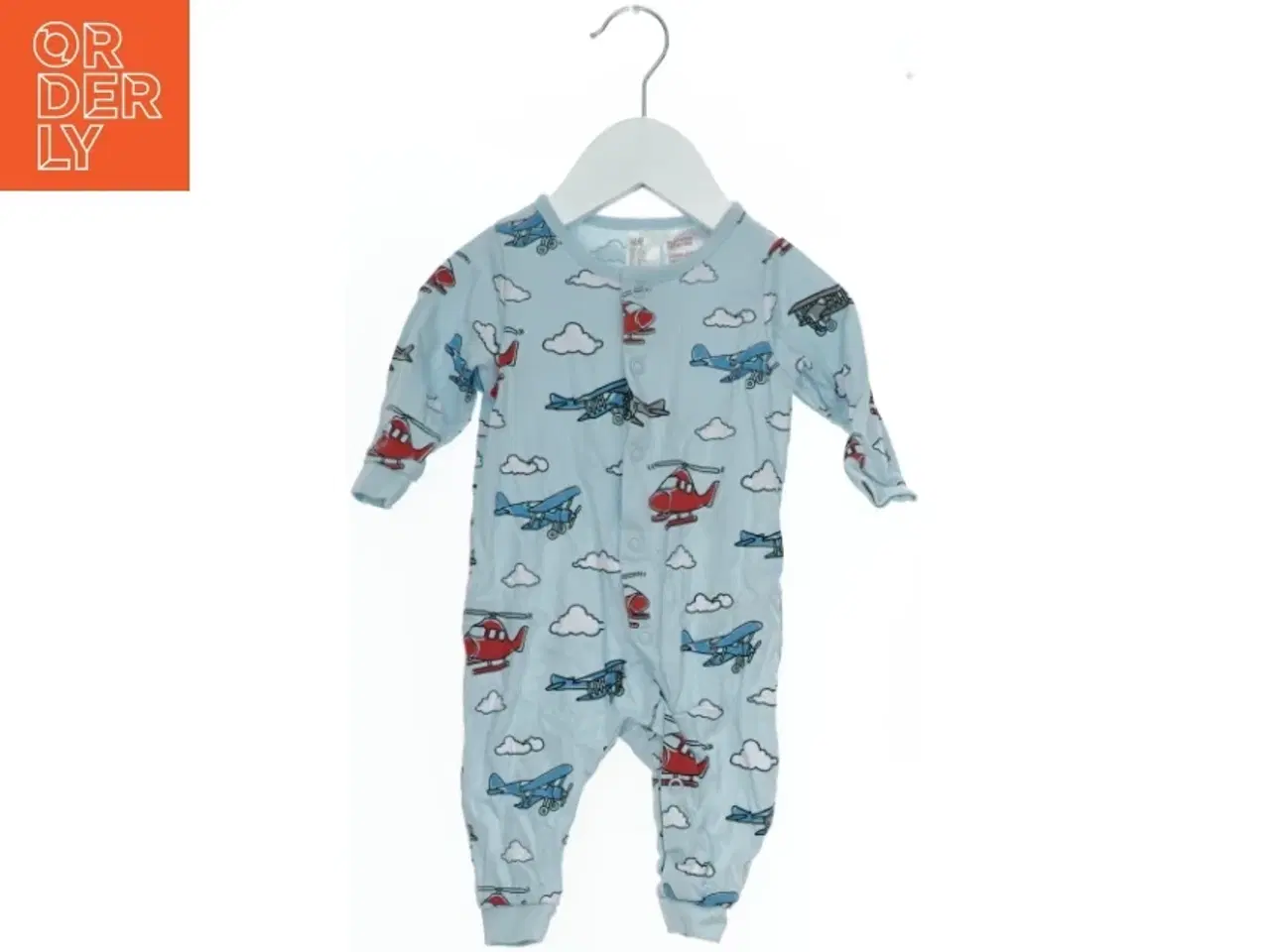 Billede 1 - Heldragt med flyvemaskine og helikopter print fra H&M (str. 62)