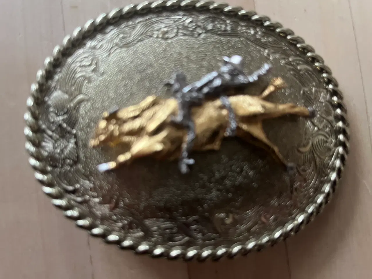Billede 2 - Stort bæltespænde med rodeo rytter på tyr