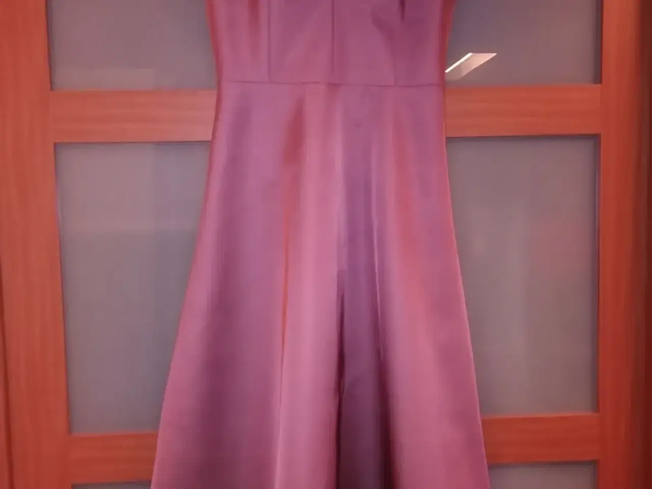 Billede 1 - lyserød festkjole