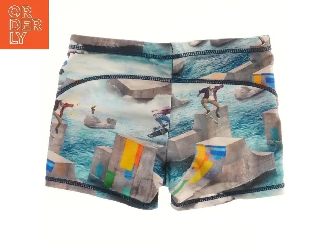 Billede 2 - Badebukser med skate- og vandsport grafik fra Molo (str. 122)