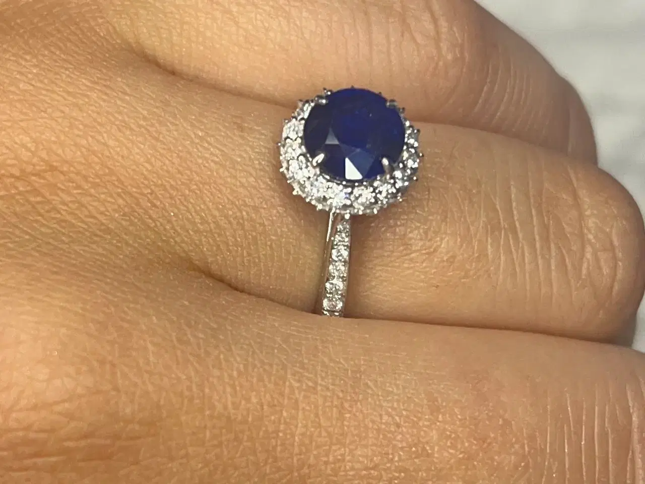 Billede 5 - 18K hvidgulsring med naturlig safir og diamanter