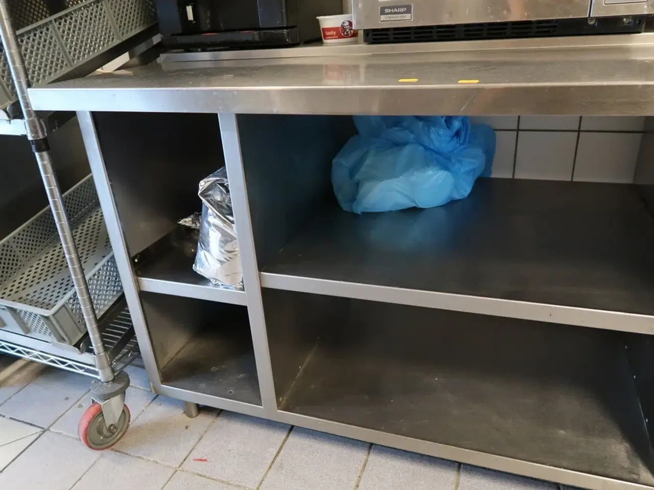 Billede 4 - Rustfri stålbord med indhold