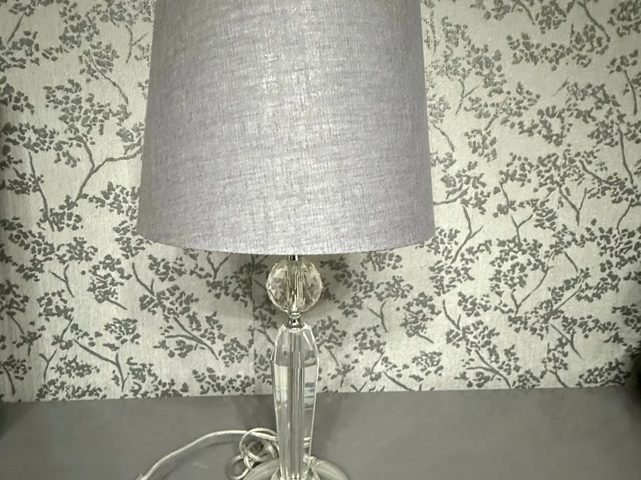 Billede 1 - Lampe gennemsigtig med grå skærm