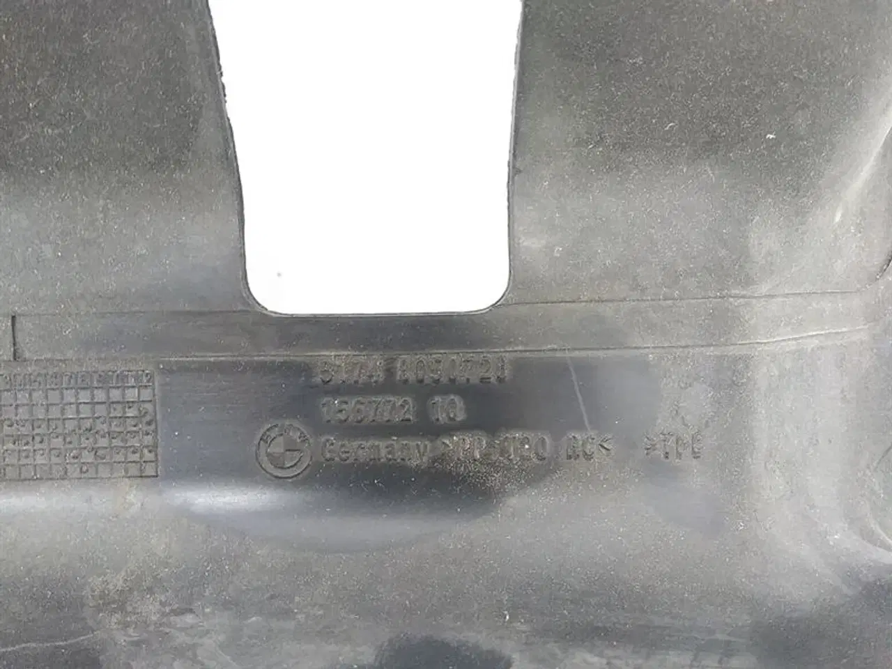 Billede 4 - Plastluftindtag foran køler Nederst "M" A62696 F20 F21