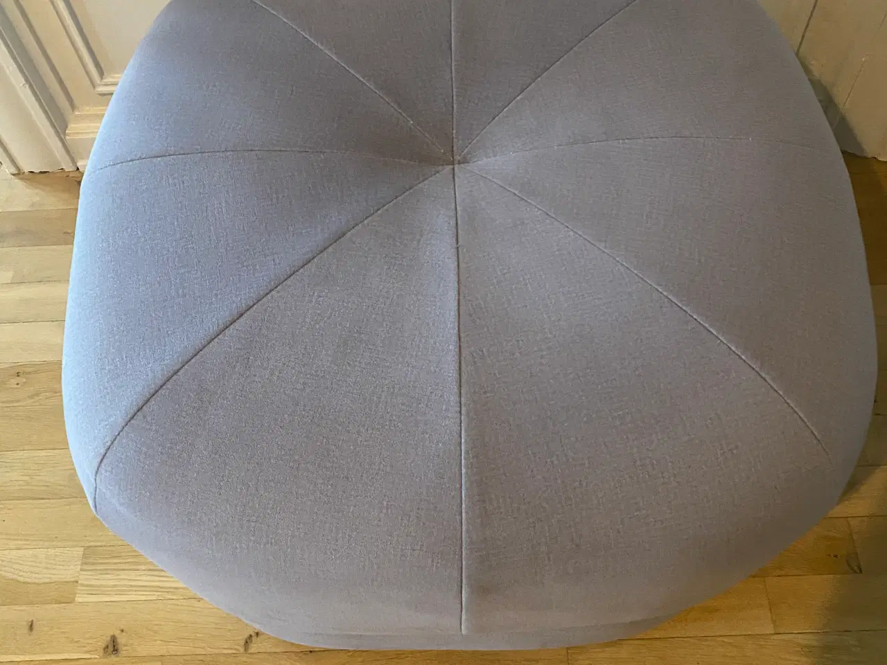 Billede 2 - Puf i gråt stof
