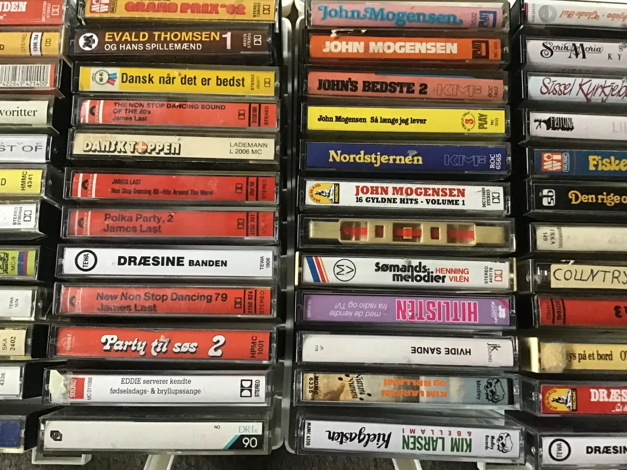 Billede 1 - 60 originale kassettebånd med musik.