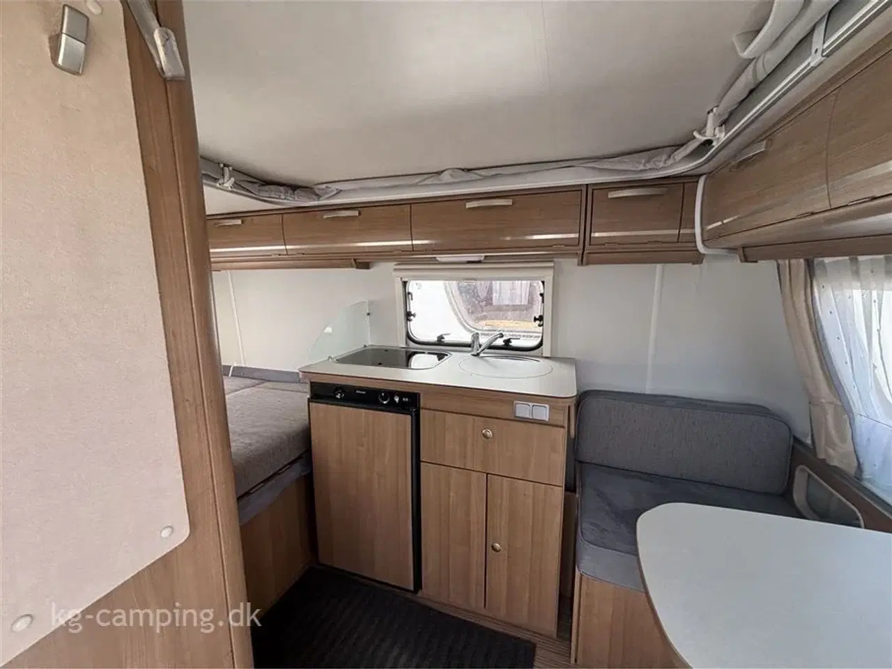 Billede 5 - 2012 - Hymer Touring Familia 310   Kompakt retrovogn med lufttelt – perfekt til weekendture