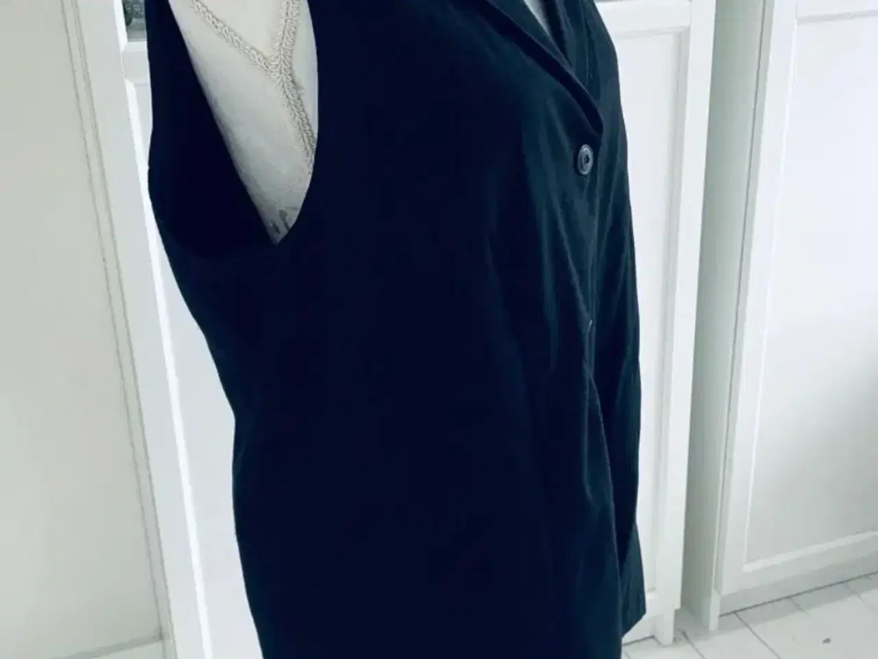 Billede 3 - Vest i lys sort
