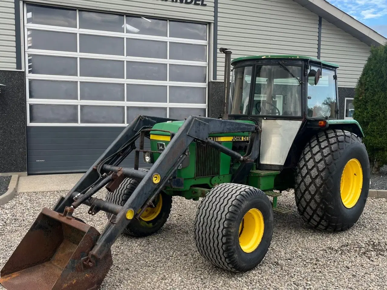 Billede 2 - John Deere 1640 Med græsdæk og frontlæsser