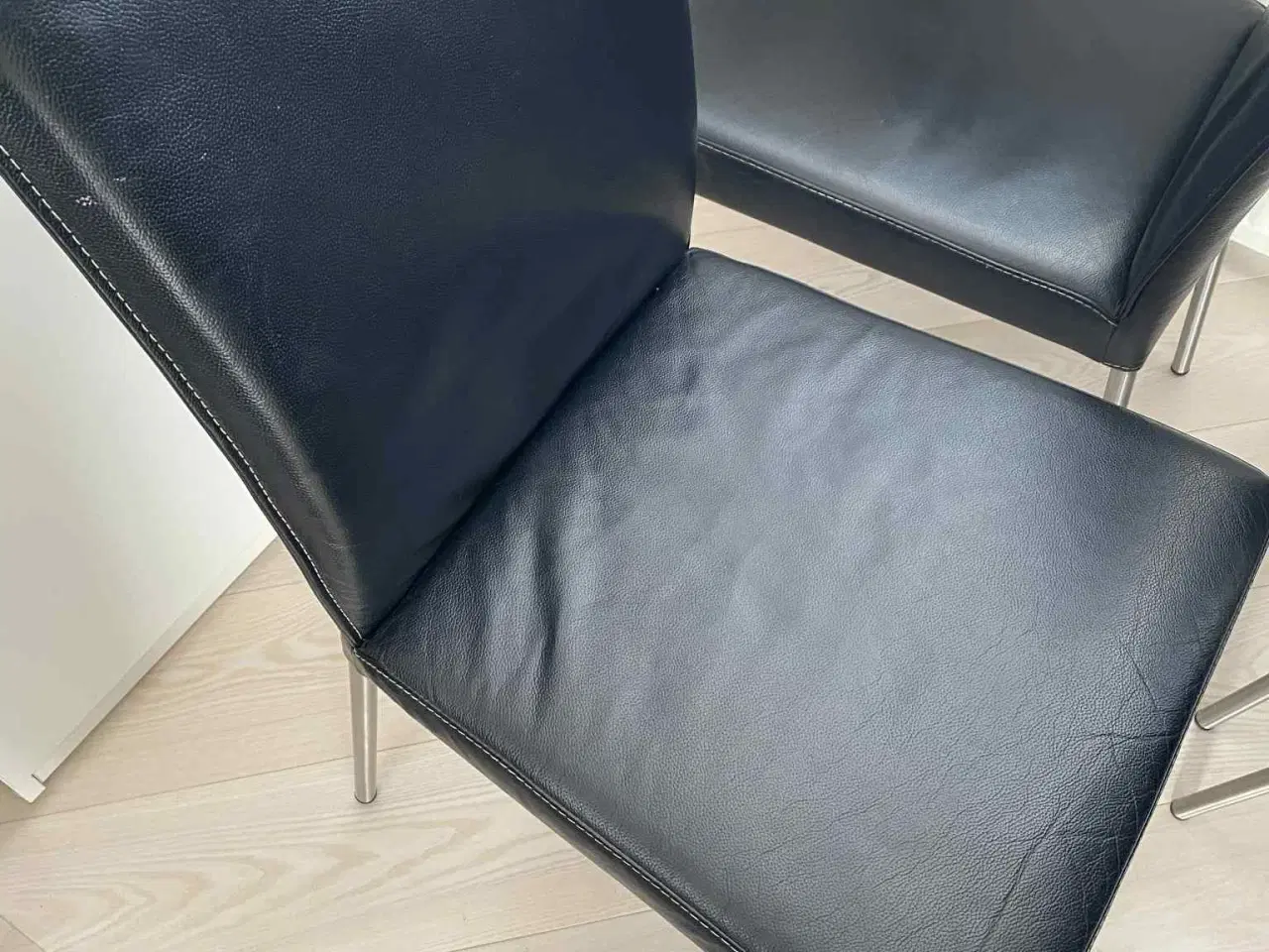 Billede 3 - 6 Spisebordstole i sort læder med ben i krom