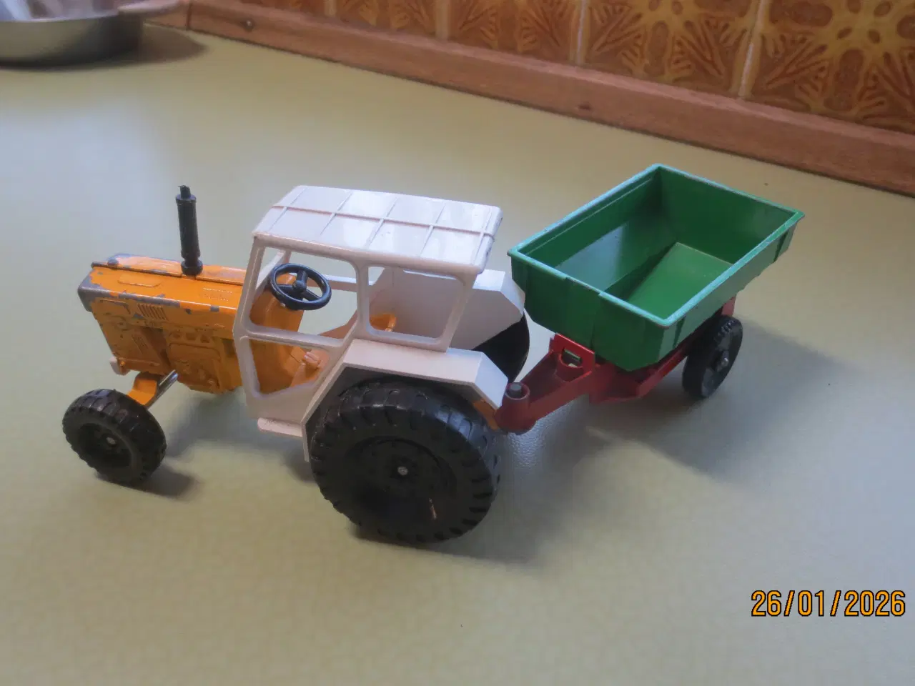 Billede 2 - 1 stk Modeltraktor International 946 med vogn