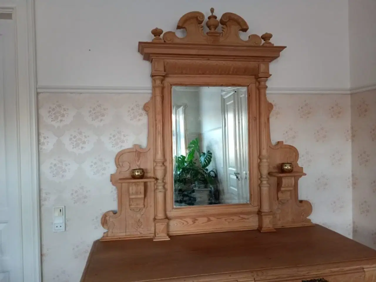 Billede 2 - Gammel buffet skab med facetslebet sølv spejl.