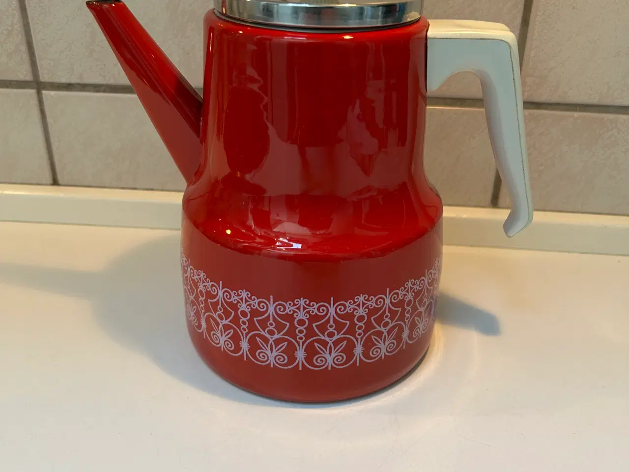 Billede 1 - Ny Emalje kaffekande rød med hvid mønster