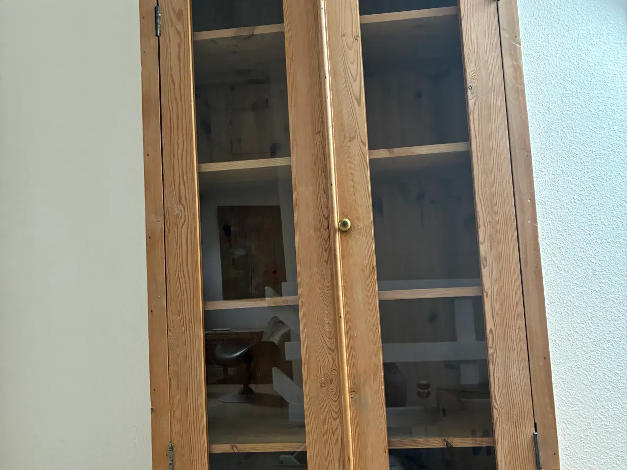 Billede 6 - Vitrineskab i fyr m hylder og glaslåger, meget anv
