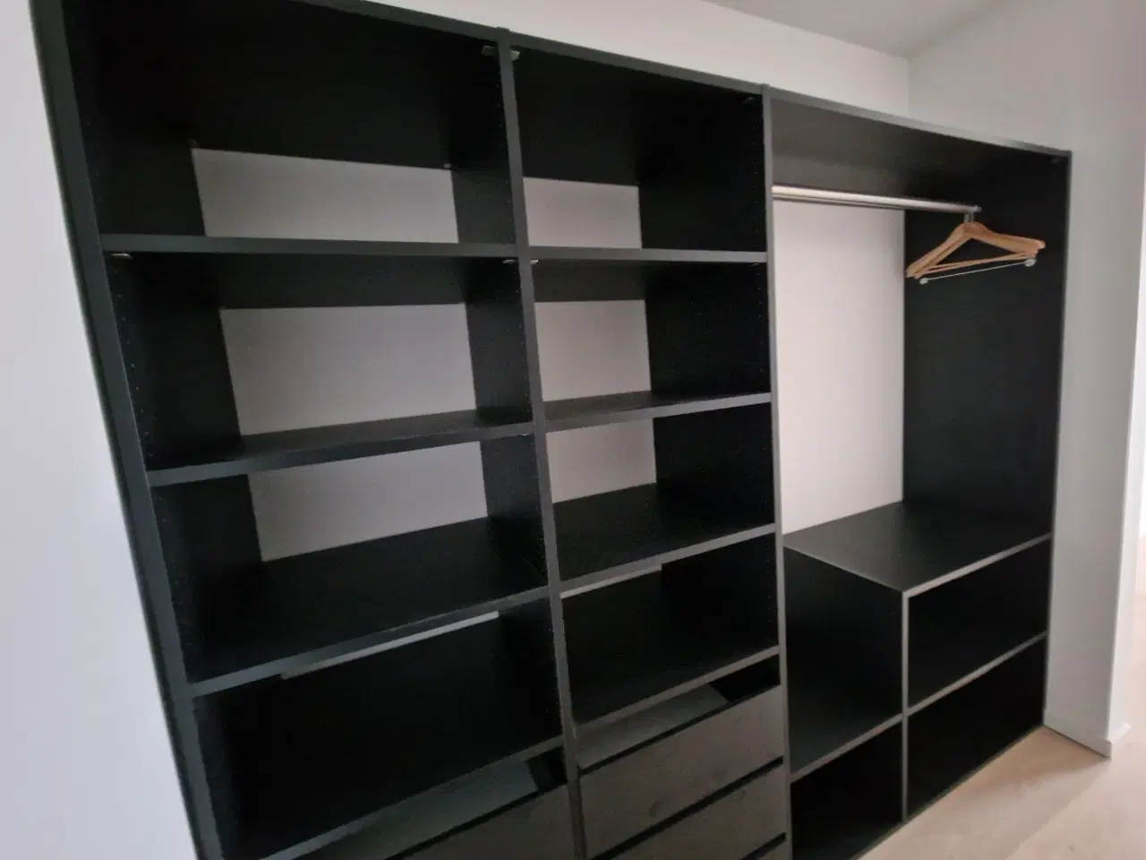 Billede 3 - Flot sort Walk-in-closet 