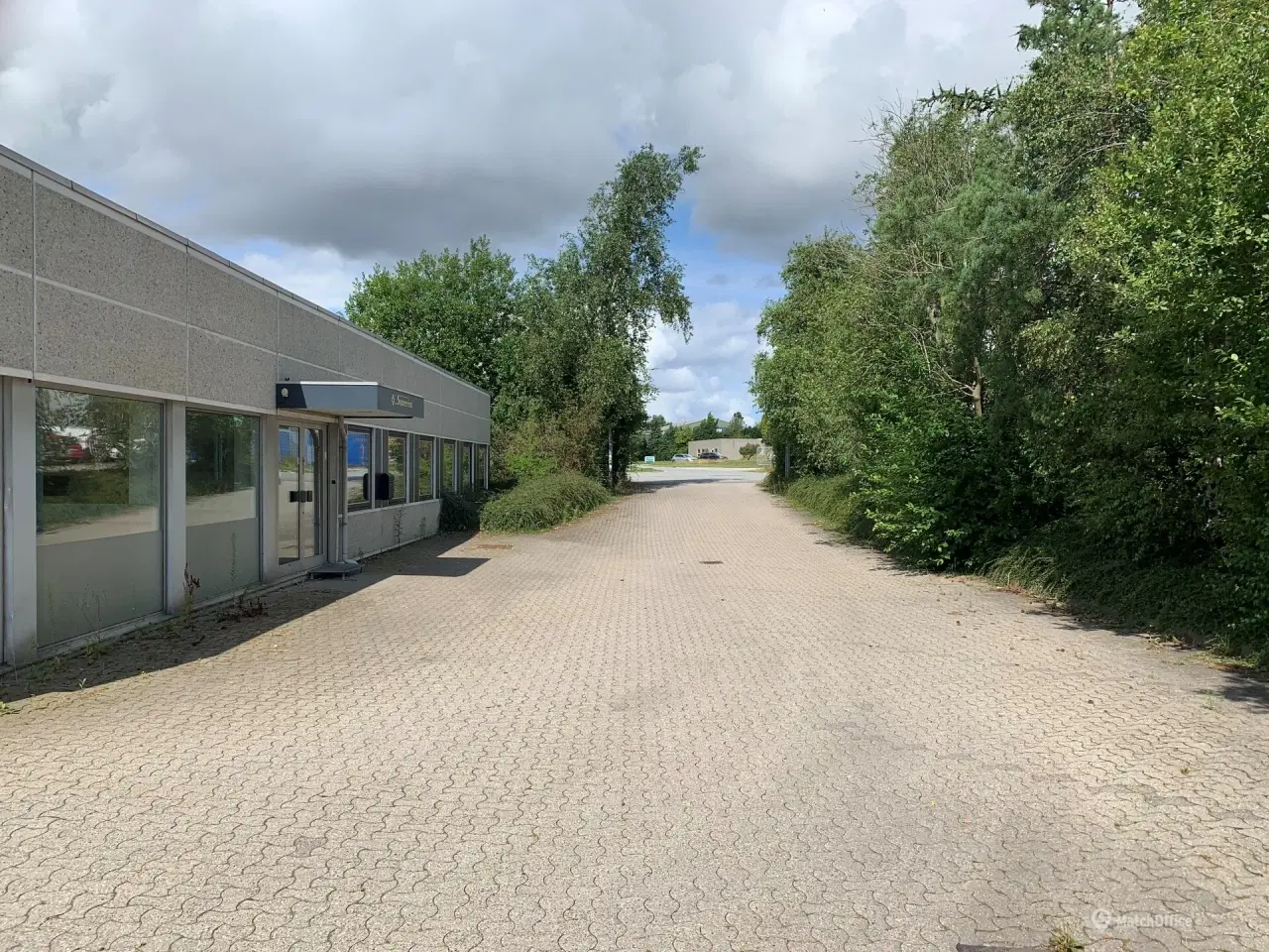 Billede 22 - Centralt beliggende lager med kontor - facade til Køge Bugt Motorvejen