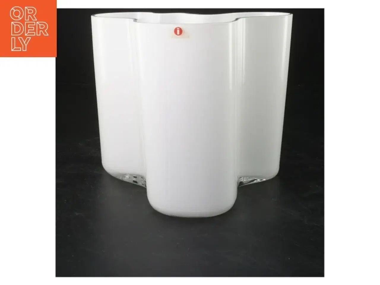 Billede 1 - Hvid vase (str. 16x18x150 cm) fra iittala