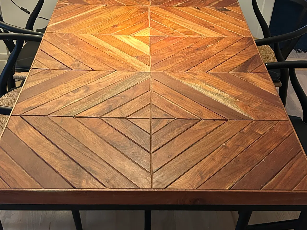 Billede 2 - Flot massivt spisebord