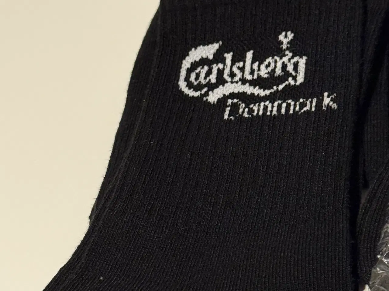 Billede 2 - Fem par sorte Carlsberg strømper og J-dag mundbind