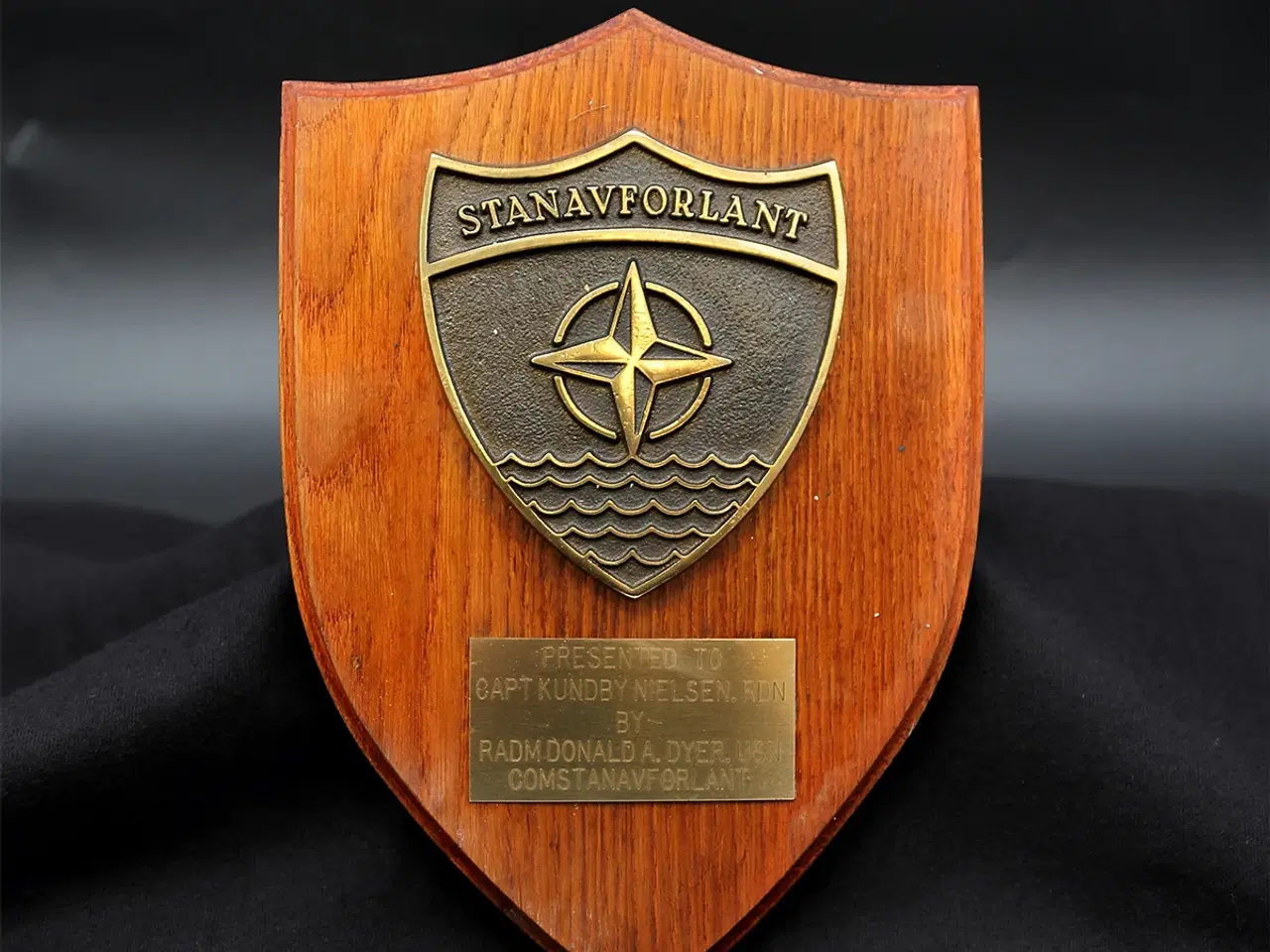 Billede 1 - NATO STANAVFORLANT – diplomatskjold fra 1992