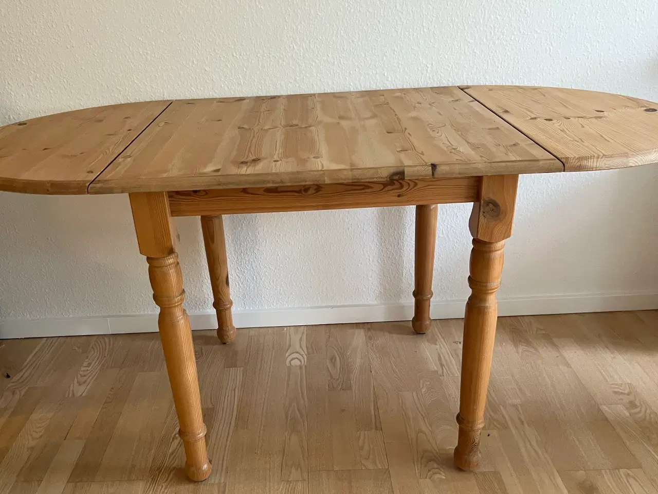 Billede 2 - SPISEBORD FYRTRÆ MED UDKLAP
