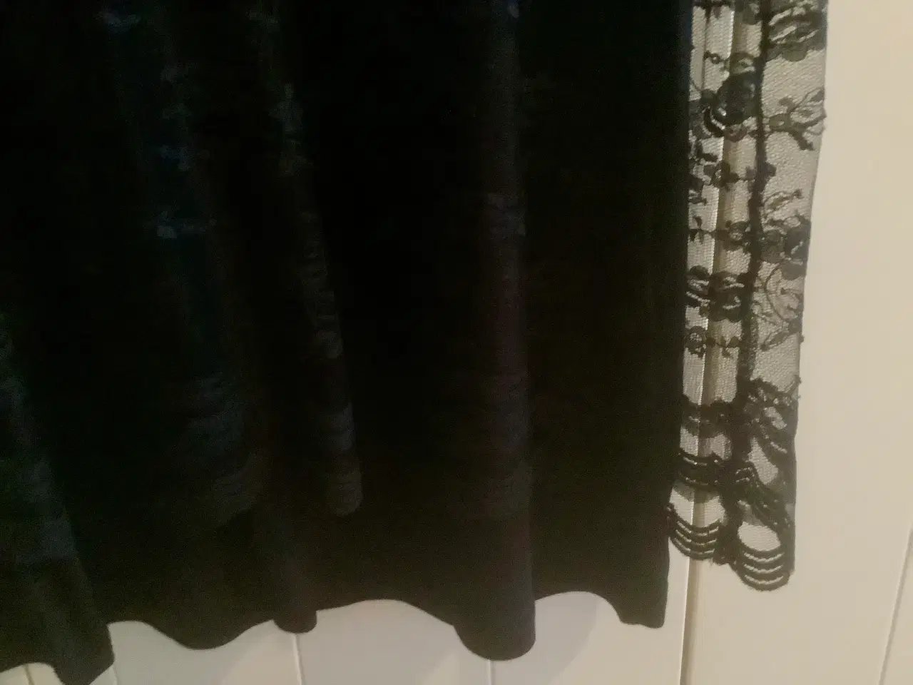 Billede 3 - Kort kjole med blonder, str.38/40.