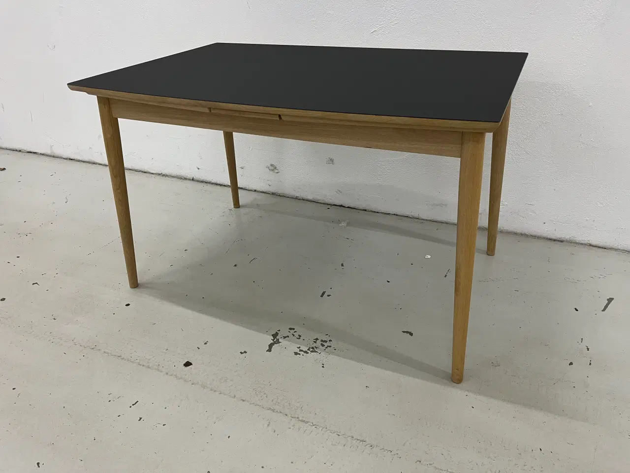 Billede 2 - Curve spisebord fra Pbj design sort linoleum og Eg