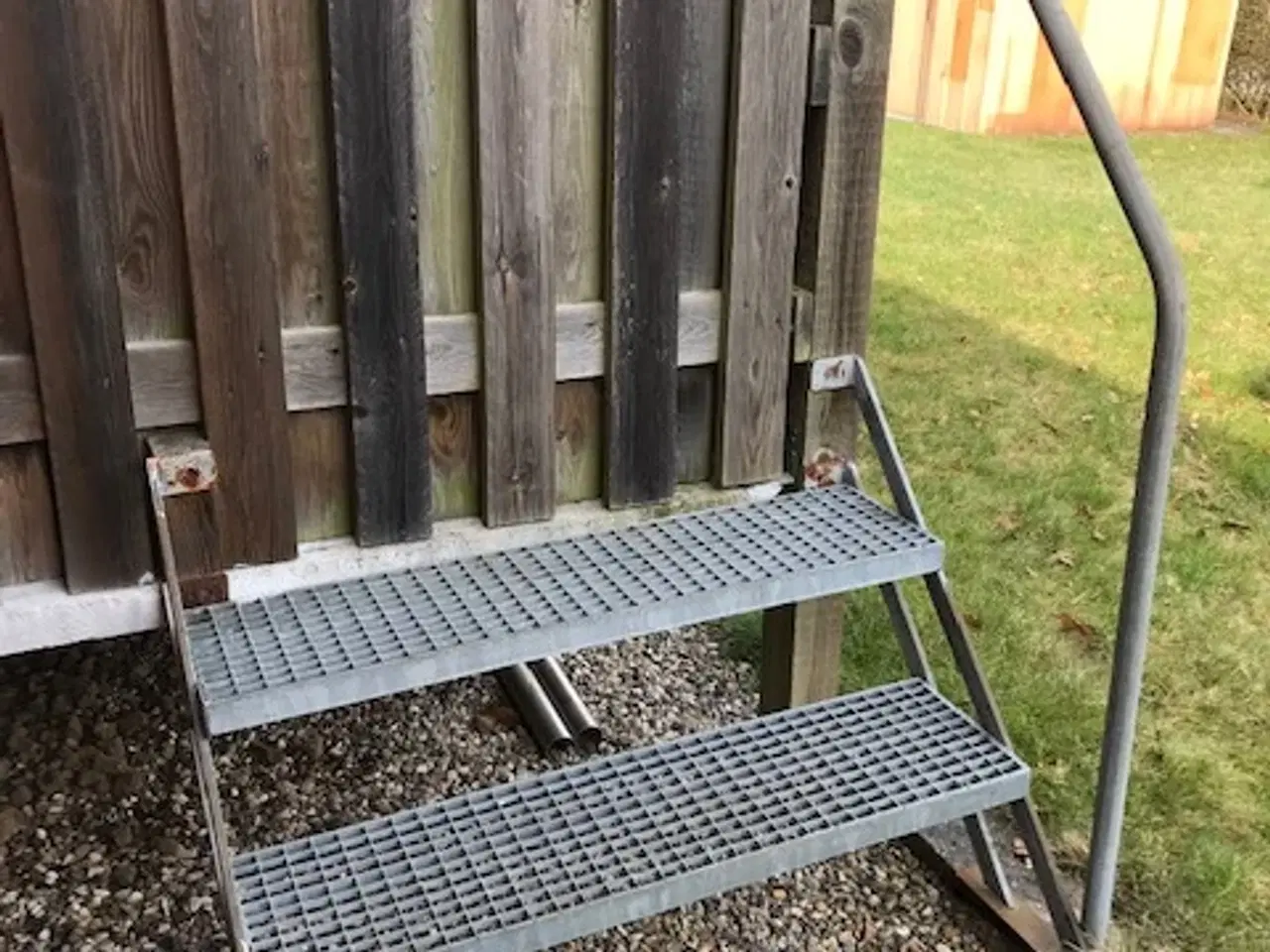 Billede 2 - 2 Trins galv. gitterjern trappe med gelænder