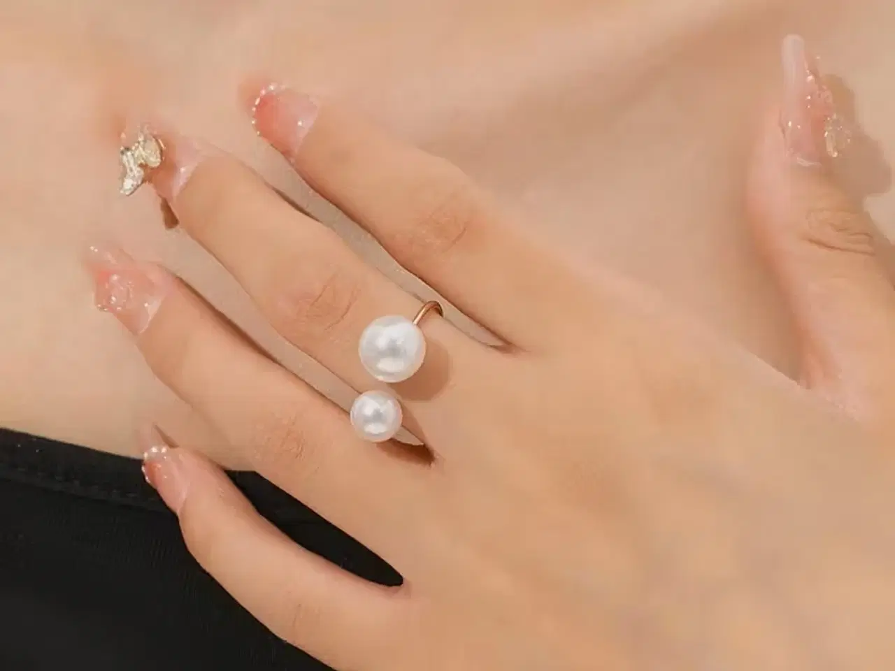 Billede 1 - * Elegant fingerring - med halvstore perler