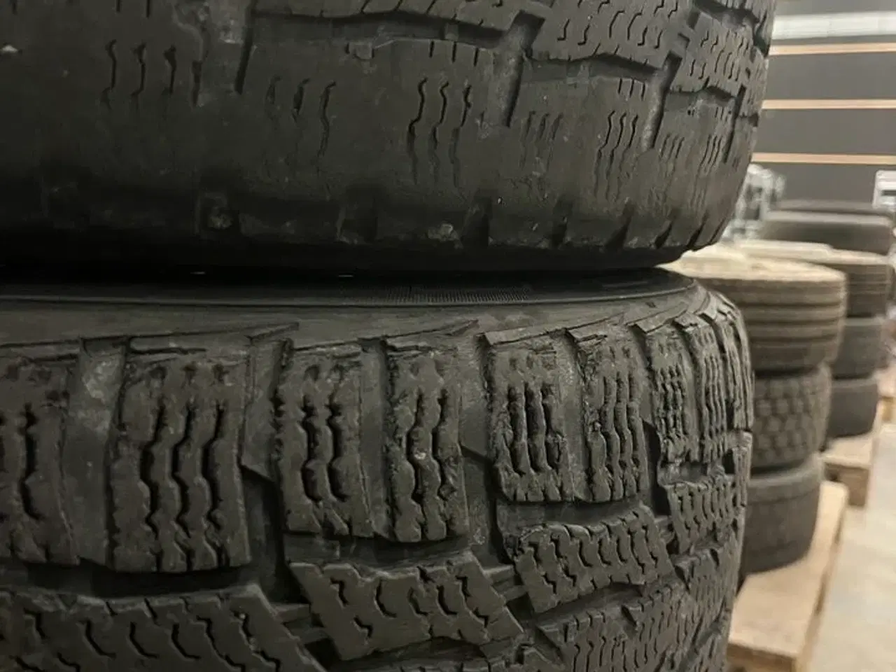 Billede 2 - Dæk og fælg 235/65R16C