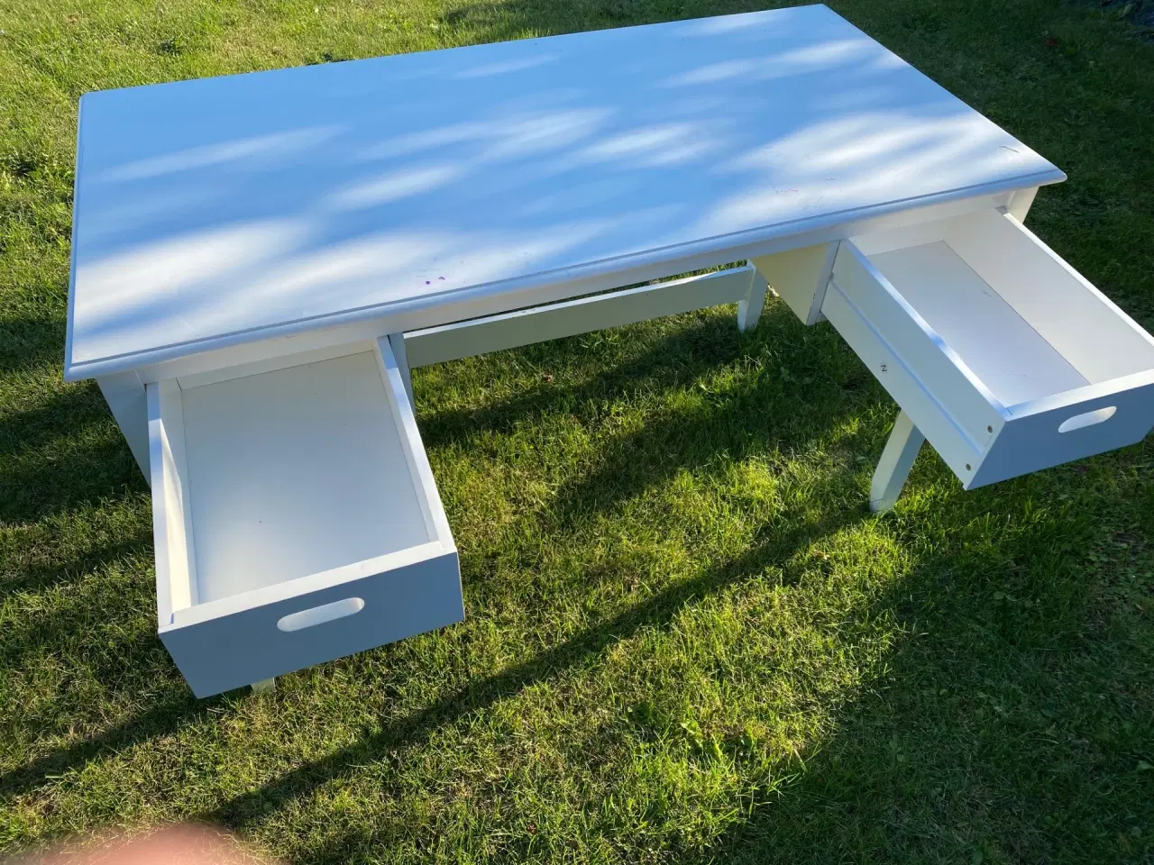 Billede 2 - Skrivebord hvidt m. 2 skuffer