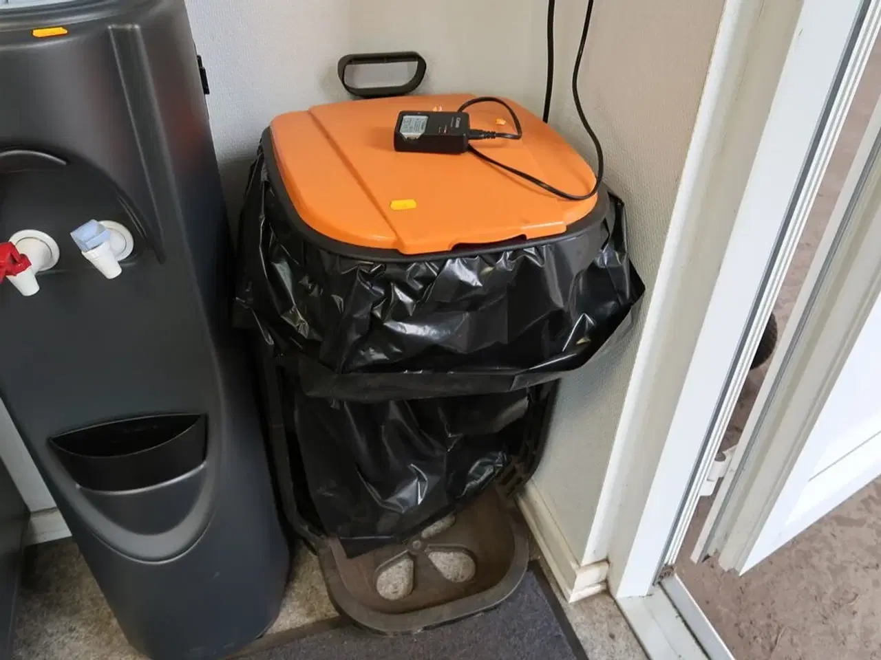 Billede 4 - Vanddispenser samt skraldespand