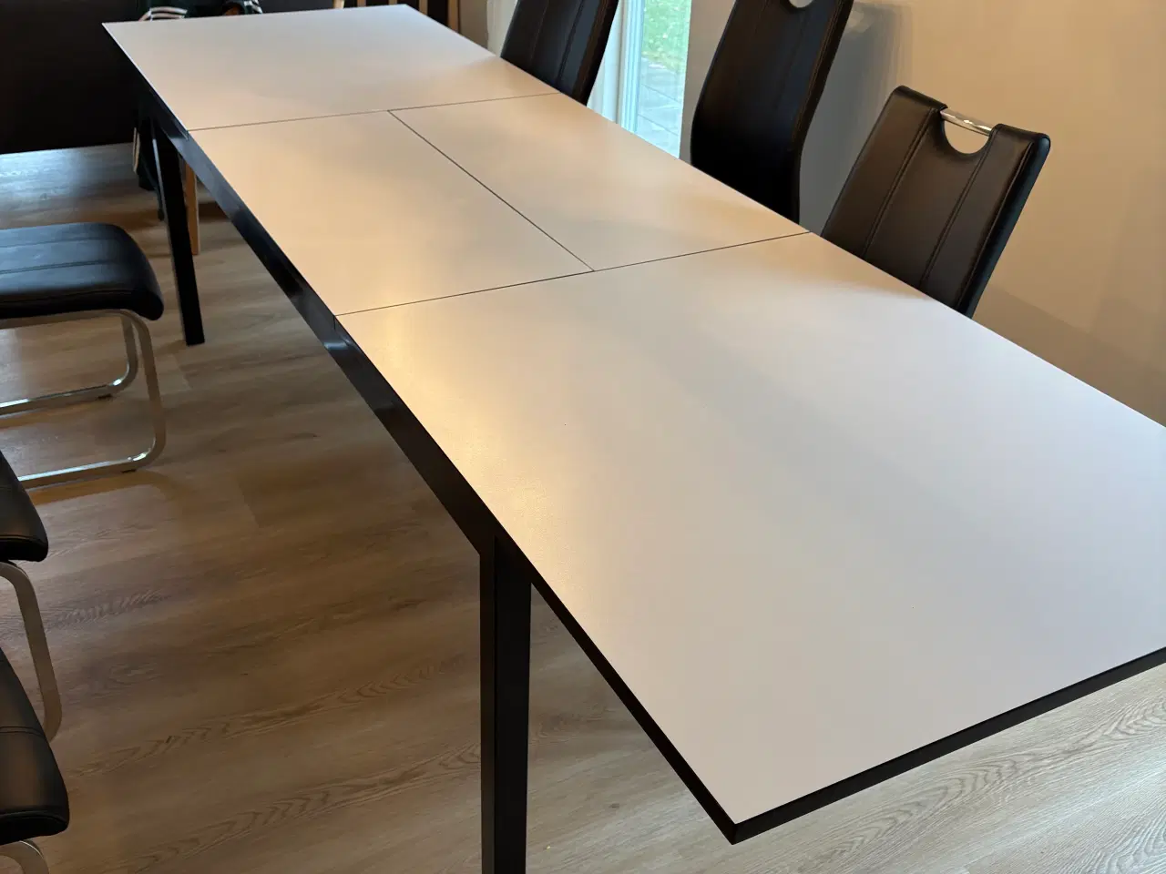 Billede 3 - Hvid laminat overflade med butterfly udtræk