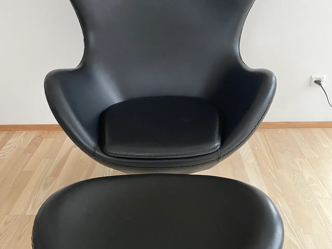 Billede 1 - Læderstol med skammel i meget fin stand