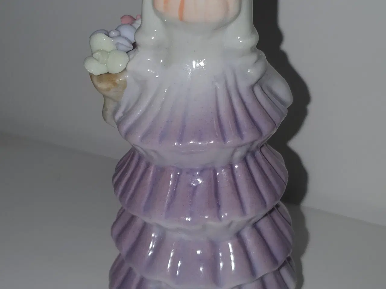 Billede 2 - Porcelænsfigur - Dame med blomsterkurv