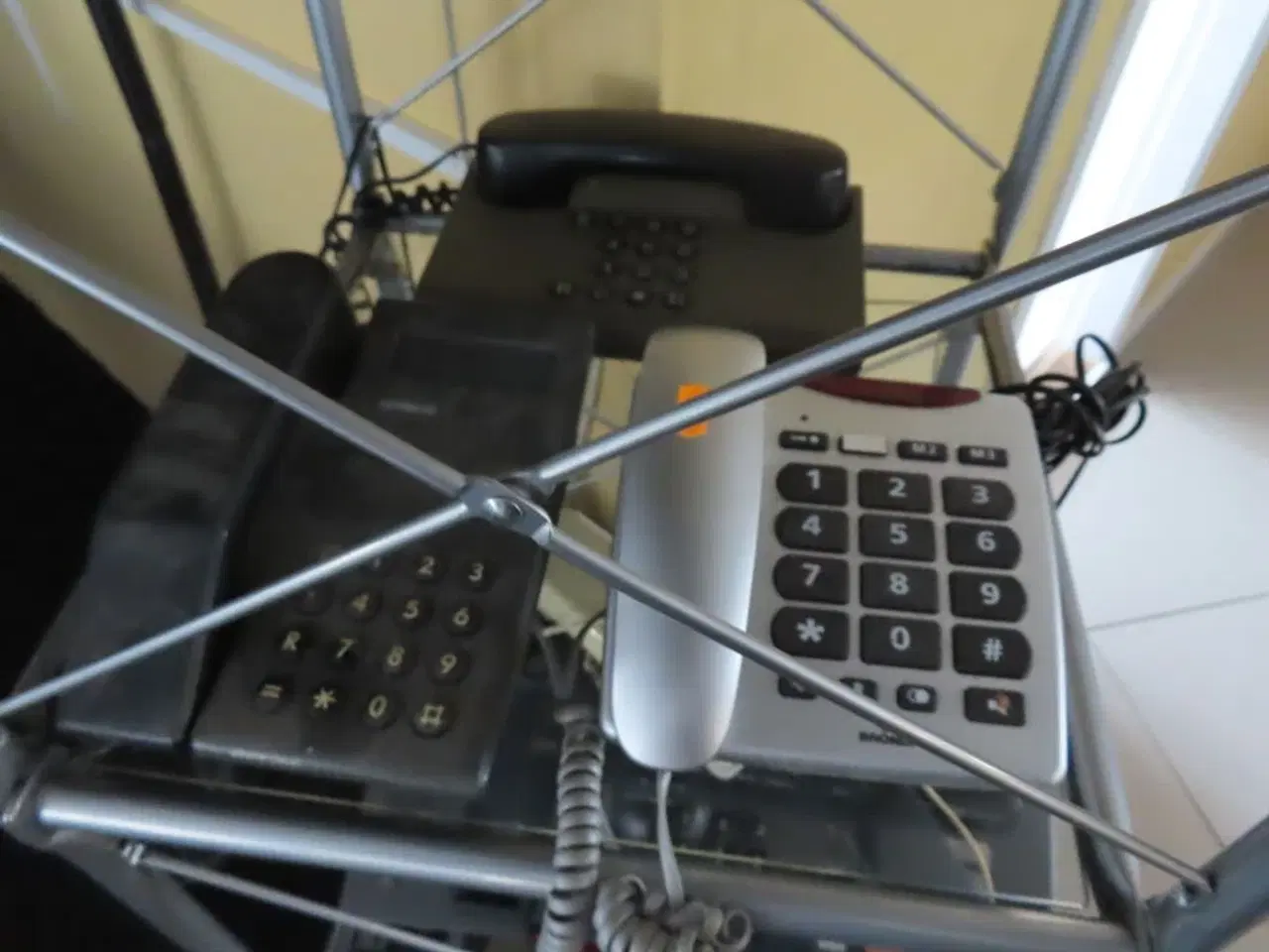 Billede 3 - Reol med fastnettelefoner