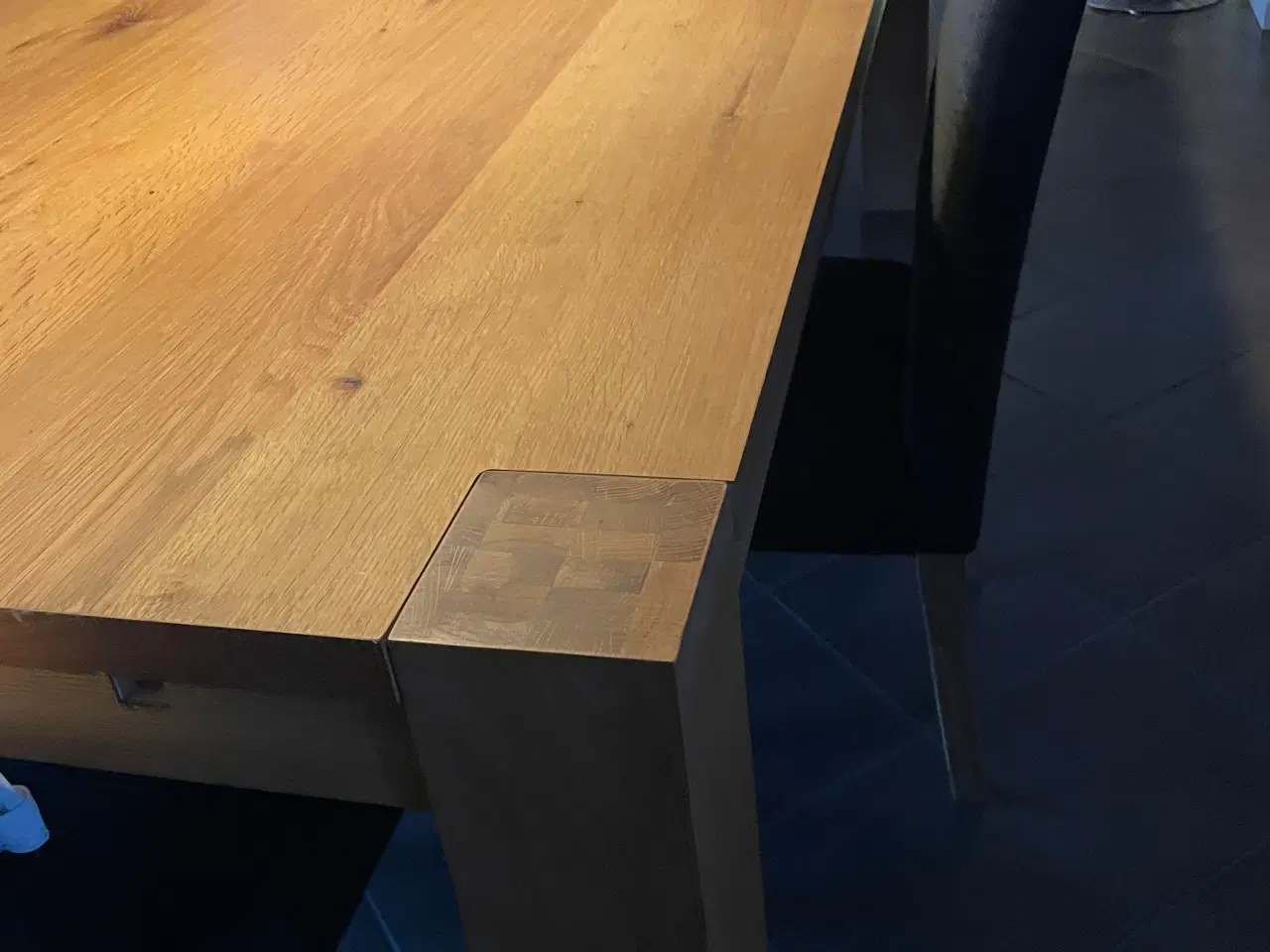 Billede 4 - Spisebord med 8 stole oliebehandlet