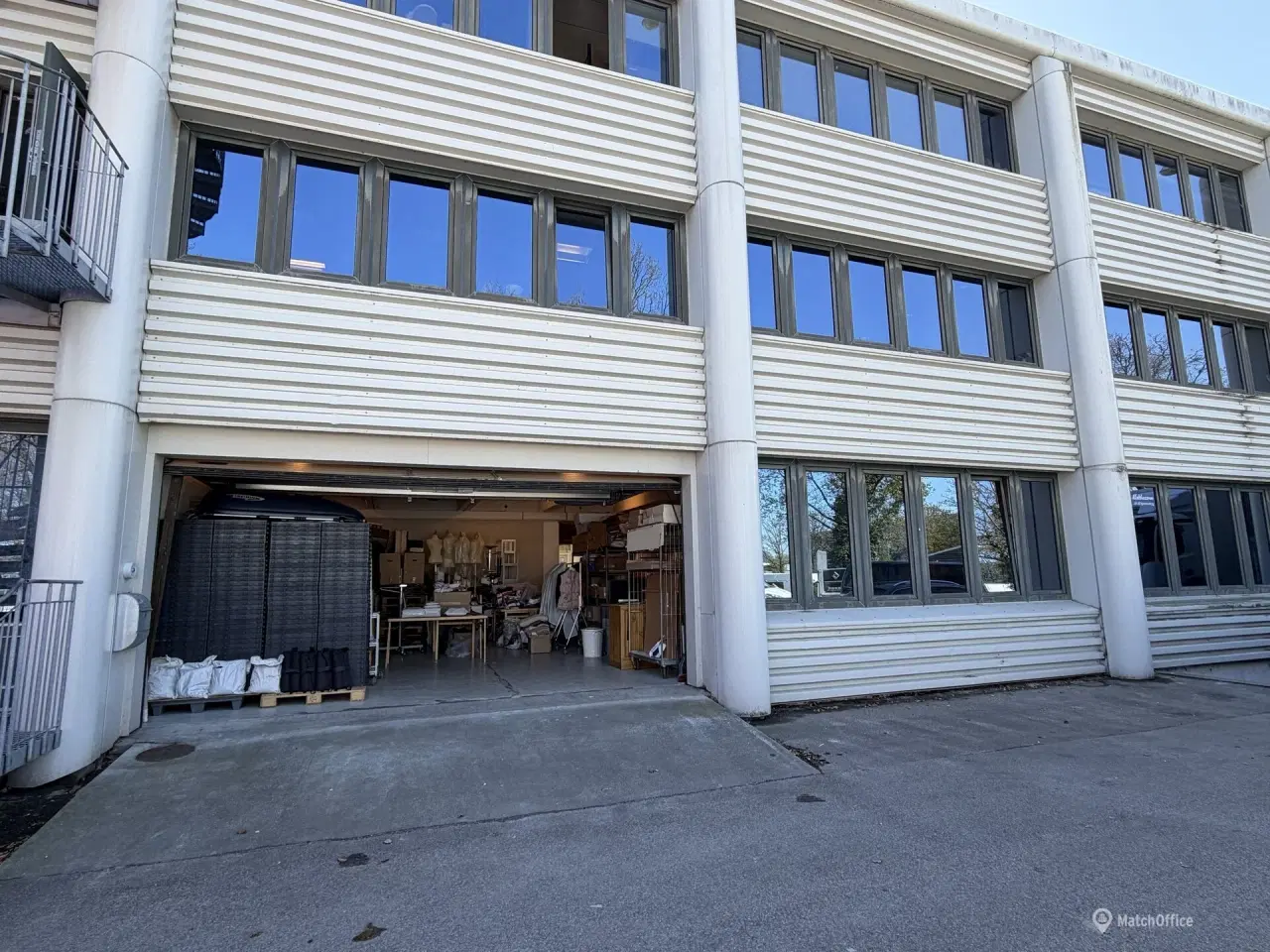 Billede 1 - Regulært lagerlokale med port. højt til loftet og mulighed for etablering af kontor