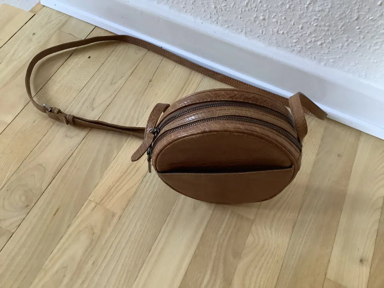 Billede 3 - Rund skuldertaske fra Markberg