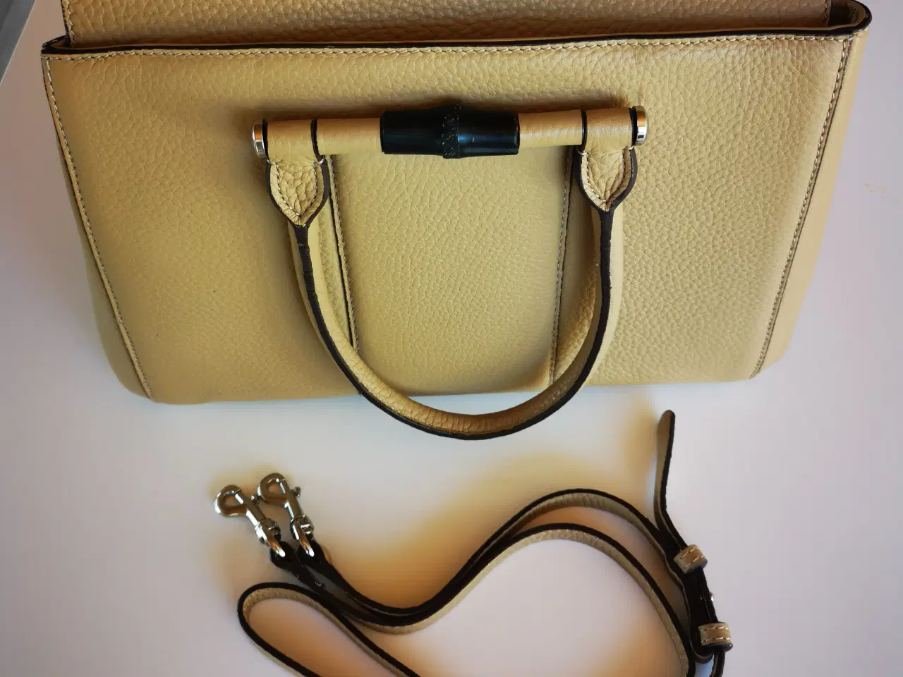 Billede 3 - Sælger en Gucci håndtaske i beige farve. Tasken er