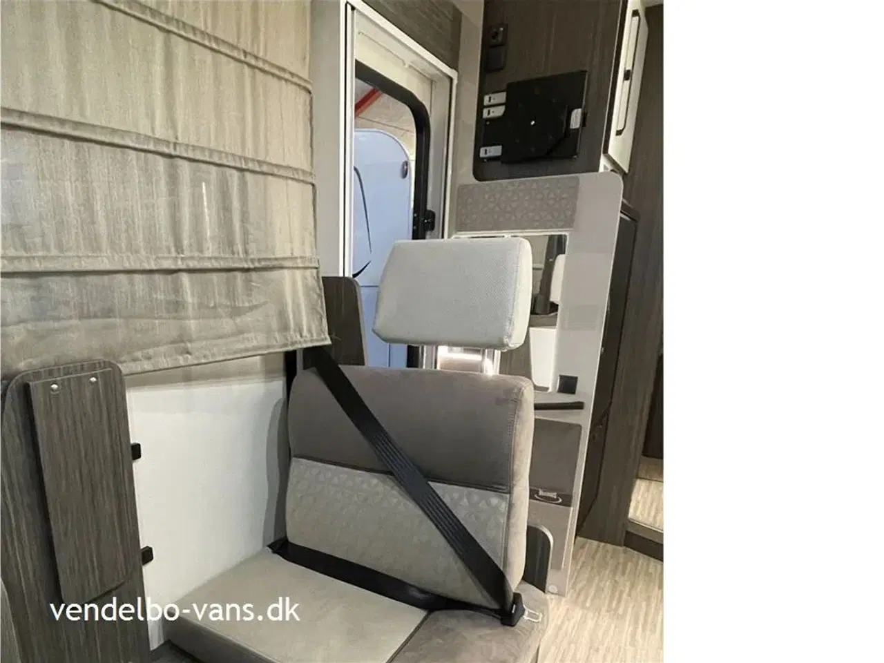 Billede 7 - 2026 - McLouis Nevis Lounge og stor højdejusterbar dobbeltseng bag + dobbeltseng foran