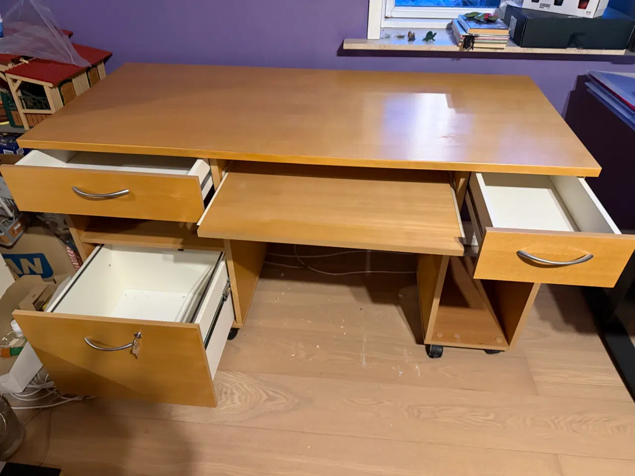 Billede 2 - Skrivebord med udtræk til tastatur 