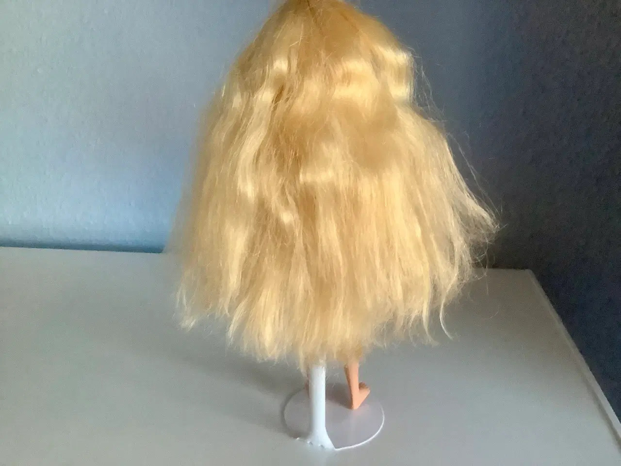Billede 6 - Barbie med langt blondt hår og blå øjne.