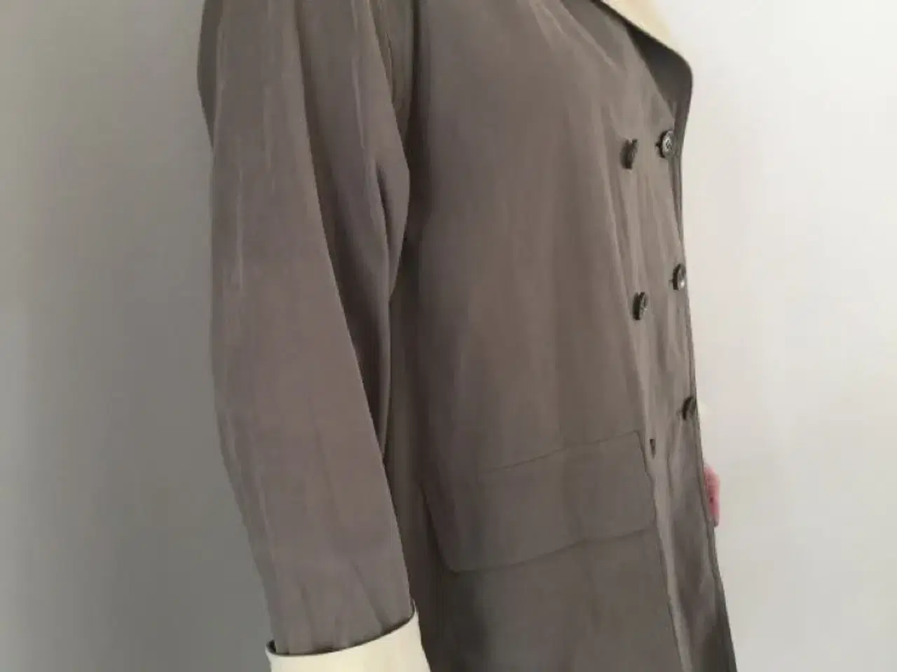 Billede 2 - Vendbar jakke med hætte fra BeeQ Club