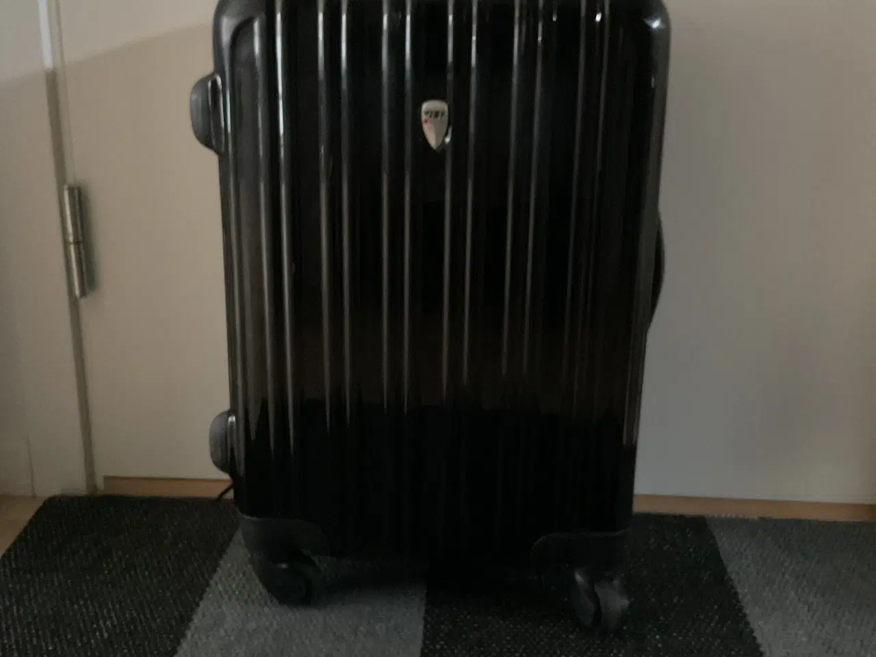 Billede 4 - Delsey kabineKuffert i sort med gode gummihjul, ly