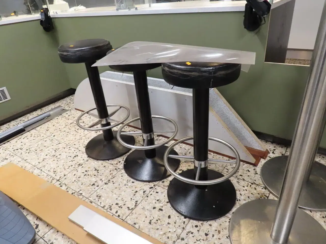 Billede 3 - Div. skilte og stole