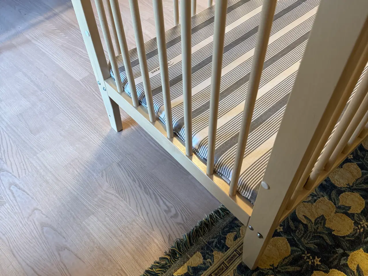 Billede 2 - Tremmeseng fra babysam