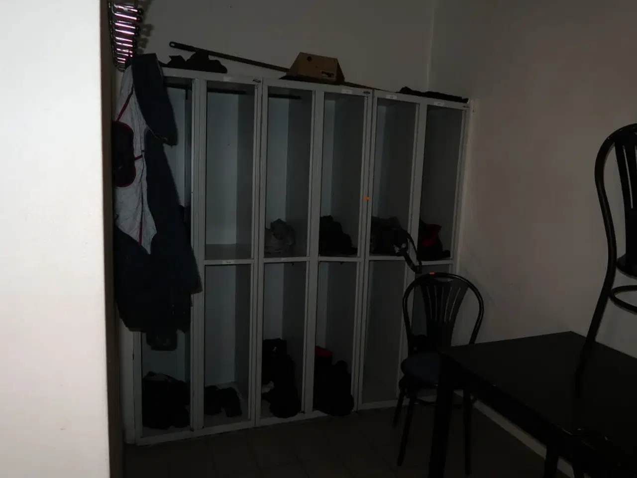 Billede 3 - Bord, 3 stk. stole, reol, omklædningsskabe m.m.