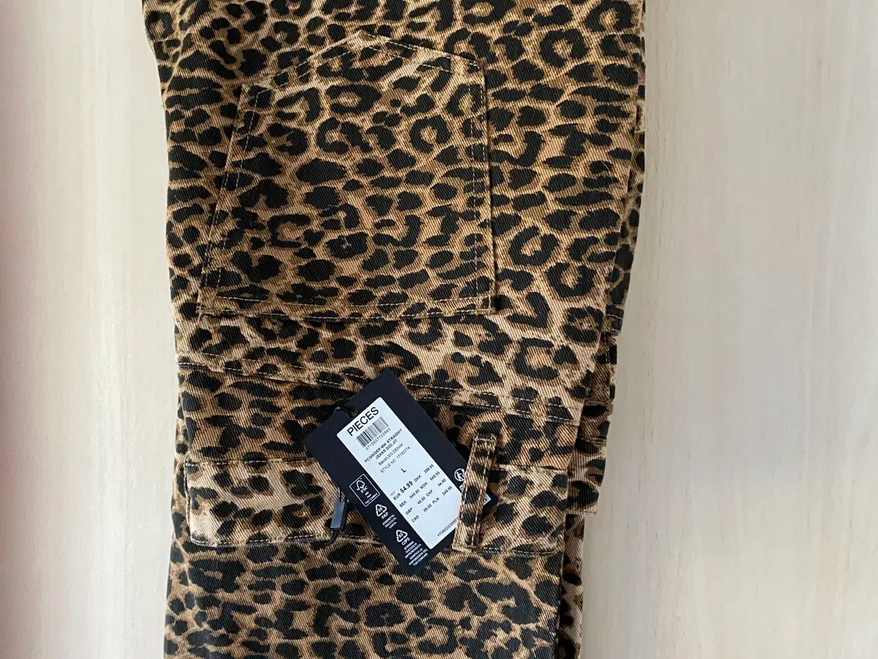 Billede 1 - Bukser i dyreprint, 