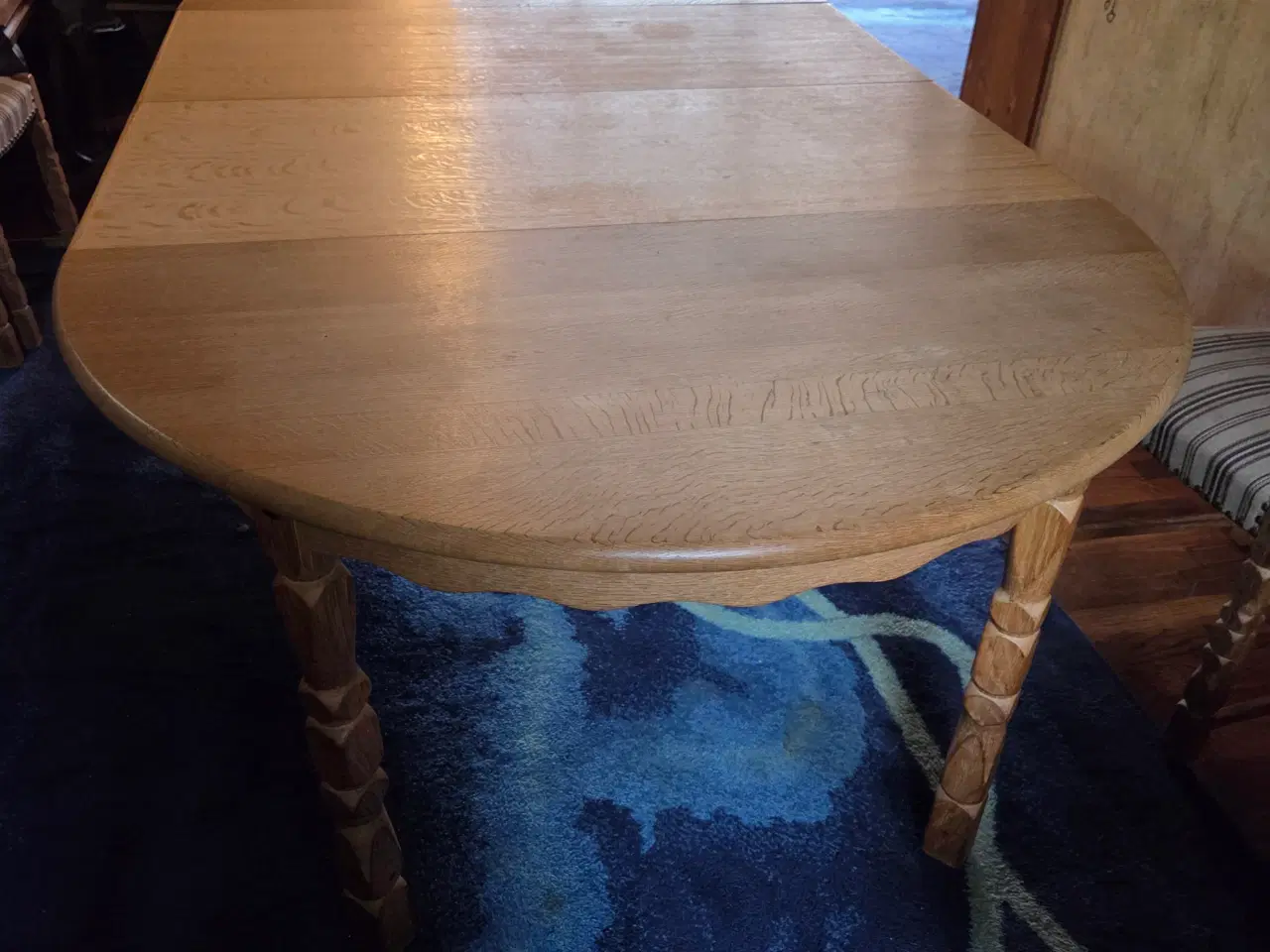 Billede 1 - Rundt egetræs spisebord med 6 stole